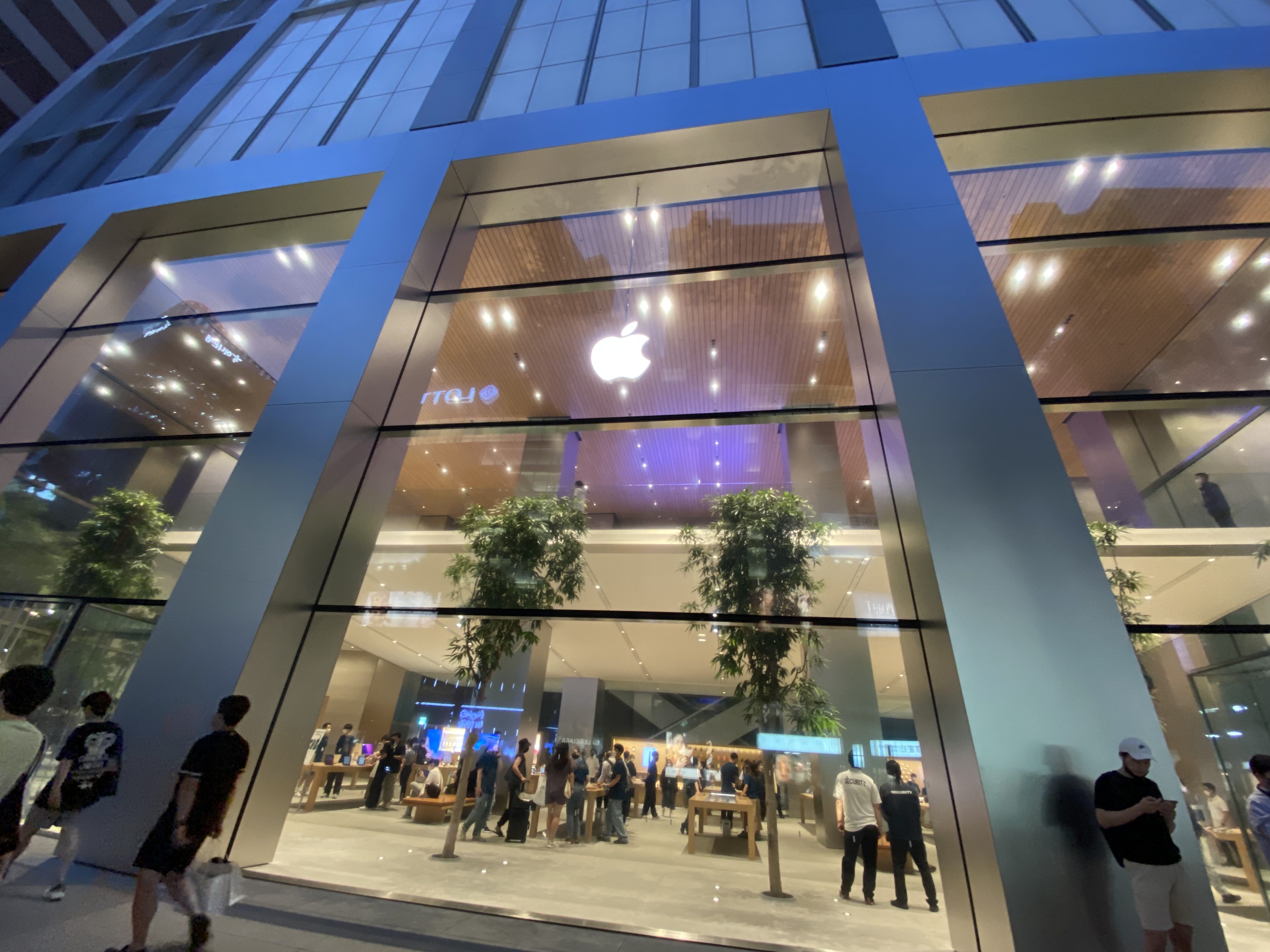 Apple-Store-Front-Night